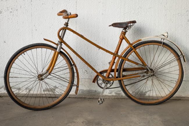 Littorina Autarchica '900, bicicletta per donna in legno curvato stratificato e alluminio con telaio in un unico pezzo, produzione Officine Vianzone, Torino 1939
