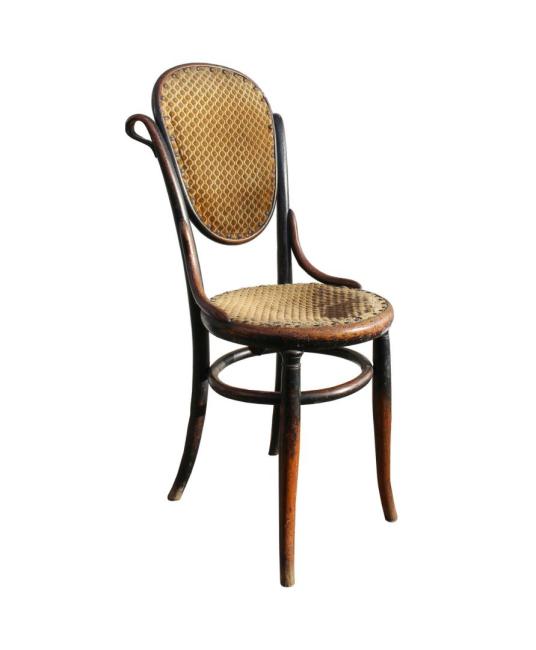 12.  Sedia ottocentesca di produzione concorrente alla Thonet con capitello nelle gambe anteriori e riccio schiacciato che riprende alcuni primi modelli della ditta Thonet. 