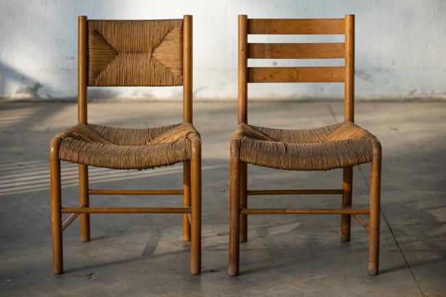 sinistra_Emanuele Rambaldi, sedia in legno di faggio e paglia (1933), produzione Chiappe, Chiavari (Genova) destra_Emanuele Rambaldi, sedia in legno di faggio e paglia (versione variante)