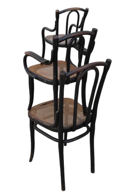 2.  Gebrüder Thonet - Sedia da adulto n.56  Gebrüder Thonet Poltroncina da bambino  Gebrüder Thonet,  Poltroncina  da bambola  1890 c.a. 