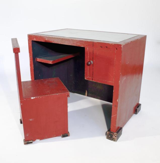 Studiolo in legno laccato con due seggiole ,chiuso diventa un parallelepipedo doc