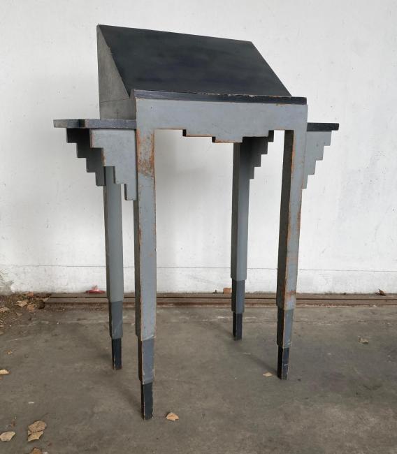 Scrivimpiedi nello stile di Depero