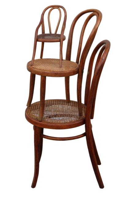 4. SOSTITUIRE CON SALOTTINO Gebrüder Thonet Poltroncina da bambola Fischel Sedia da bambino Gebrüder Thonet Sedia da adulto n.18  Il modello n. 18 è in produzione dal 1871 ca.
