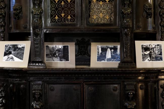 Credenza in noce laccato nero con festone e grottesche in stile rinascimentale originale, e fotografie di Ennio D'Altri. Foto © Paolo Righi, Bologna.