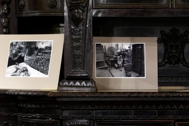 Credenza in noce laccato nero con festone e grottesche in stile rinascimentale originale, e fotografie di Ennio D'Altri (dettaglio installazione). Foto © Paolo Righi, Bologna.