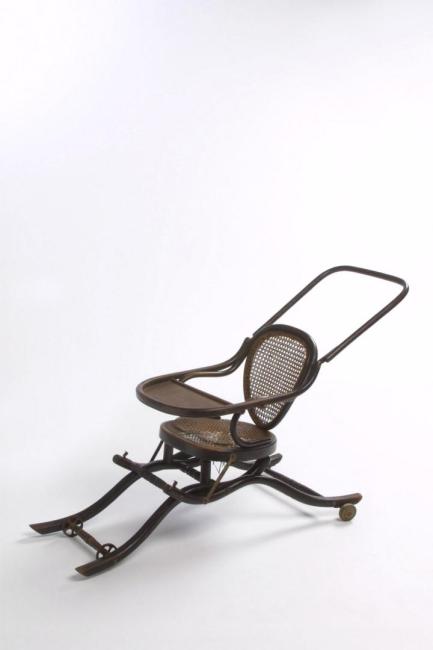 7. Gebrüder Thonet - Seggiolone convertibile (chiuso e aperto) Modello n. 1 1885